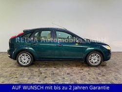Zederngrün Gebraucht 2008 Ford Focus Ghia Limousine | 3.890 € (Guter Preis)