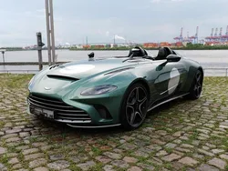 Grün Neu 2024 Aston Martin V12 Vantage Cabrio | 1.039.900 €
