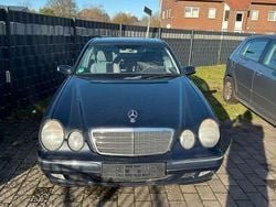 Blau Gebraucht 2001 Mercedes E200 Classic Limousine | 3.900 € (Fairer Preis)