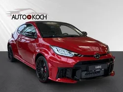 Rot Neu 2024 Toyota Yaris Limousine | 46.940 € (Etwas zu teuer)
