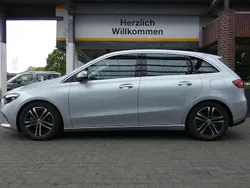Hightechsilbermetallic Gebraucht 2024 Mercedes B200 Advanced Plus Van / Kleinbus | 32.390 € (Fairer Preis)