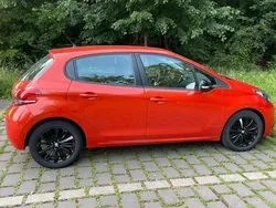 Orange Gebraucht 2015 Peugeot 208 Kleinwagen | 5.950 € (Guter Preis)