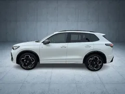 Oryxweiß perlmutteffekt Gebraucht 2024 VW Tiguan R-line SUV | 48.550 €