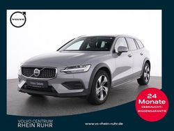 Grau Gebraucht 2023 Volvo V60 CC Plus Kombi | 37.990 € (Fairer Preis)