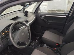 Grau Gebraucht 2005 Opel Meriva Van / Kleinbus | 2.100 € (Fairer Preis)