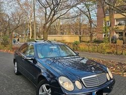 Blau Gebraucht 2002 Mercedes E240 Limousine | 3.100 €