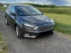 Grau Gebraucht 2016 Ford Focus Titanium Kombi | 7.950 € (Fairer Preis)