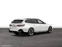 Mineralweiß metallic Gebraucht 2024 BMW 520 Comfort Edition Kombi | 55.794 € (Fairer Preis)