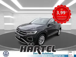 Deep black perleffekt (metallic) Gebraucht 2023 VW T-Roc Style SUV | 28.300 € (Fairer Preis)
