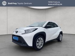 Schneeweiß Gebraucht 2023 Toyota Aygo X-play Kleinwagen | 13.490 € (Guter Preis)