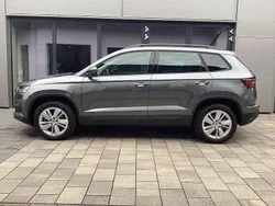 Graphite grau metallic Gebraucht 2024 Skoda Karoq Selection SUV | 31.950 € (Fairer Preis)