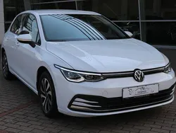 Weiß Gebraucht 2023 VW Golf VIII Active Limousine | 24.490 € (Teuer)