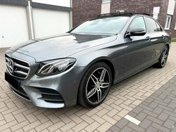 Grau Gebraucht 2016 Mercedes E220 AMG line Limousine | 25.950 € (Fairer Preis)