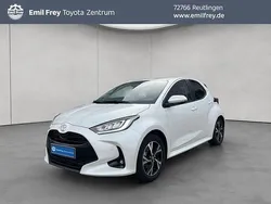 Platinumweiß perleffekt Gebraucht 2024 Toyota Yaris Hybrid Comfort Limousine | 22.990 € (Fairer Preis)
