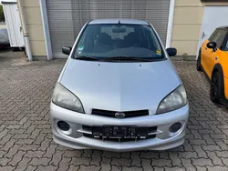 Silber Gebraucht 2005 Daihatsu YRV Plus Van / Kleinbus | 1.199 €