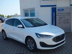 Weiß Gebraucht 2022 Ford Focus Titanium Limousine | 25.290 € (Teuer)