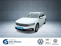 Weiß Gebraucht 2023 VW Passat Elegance Kombi | 29.970 € (Guter Preis)