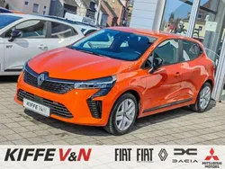 Valencia orange Gebraucht 2024 Renault Clio V Evolution Limousine | 20.920 € (Fairer Preis)