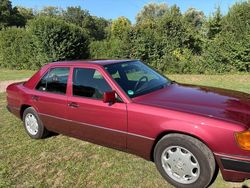 Rot Gebraucht 1993 Mercedes E220 Limousine | 5.400 €