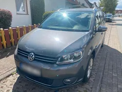 Grau Gebraucht 2015 VW Touran Van / Kleinbus | 10.000 € (Etwas zu teuer)