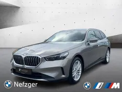 Grau Neu 2025 BMW 520 Sport Line Kombi | 74.540 € (Teuer)