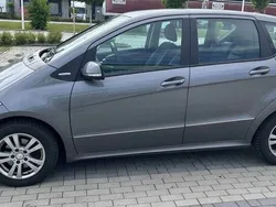 Grau Gebraucht 2011 Mercedes A180 Avantgarde Van / Kleinbus | 7.900 € (Fairer Preis)