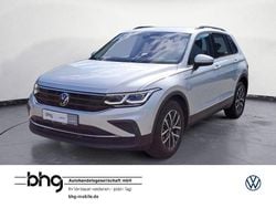 Reflexsilber metallic Gebraucht 2023 VW Tiguan Life SUV | 26.820 € (Superpreis)
