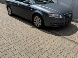 Grau Gebraucht 2005 Audi A4 Kombi | 1.900 €