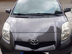Grau Gebraucht 2010 Toyota Yaris Cool Limousine | 3.950 € (Etwas zu teuer)
