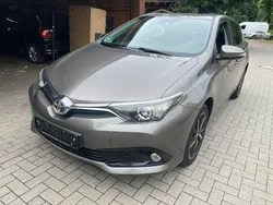 Silber Gebraucht 2017 Toyota Auris Edition-S Limousine | 11.111 € (Fairer Preis)