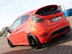 Rot Gebraucht 2016 Ford Fiesta Sport Kleinwagen | 11.000 €