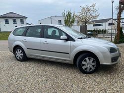 Grau Gebraucht 2005 Ford Focus Trend Kombi | 1.900 € (Etwas zu teuer)