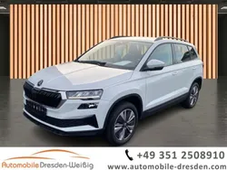 Moon weiß perleffekt (metallic) Gebraucht 2024 Skoda Karoq Executive SUV | 28.980 € (Superpreis)