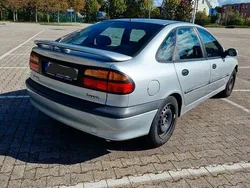 Silber Gebraucht 1998 Renault Laguna Limousine | 1.850 €