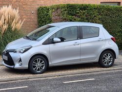 Grau Gebraucht 2016 Toyota Yaris Comfort Kleinwagen | 9.900 € (Fairer Preis)