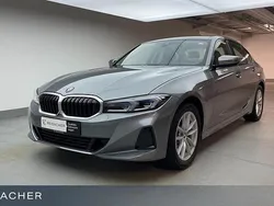 Skyscraper grau metallic Gebraucht 2024 BMW 330e Shadowline Limousine | 37.998 € (Superpreis)