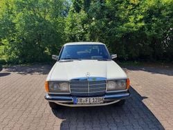 Weiß Gebraucht 1984 Mercedes E230 Limousine | 6.499 €