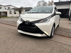 Weiß Gebraucht 2015 Toyota Aygo Kleinwagen | 6.250 € (Fairer Preis)