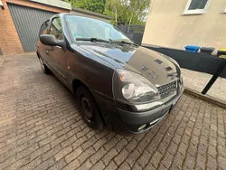 Schwarz Gebraucht 2002 Renault Clio II Kleinwagen | 850 €