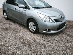 Grau Gebraucht 2010 Toyota Verso Van / Kleinbus | 6.940 € (Fairer Preis)