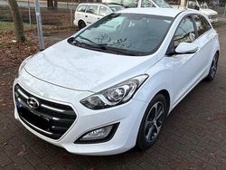 Weiß Gebraucht 2016 Hyundai i30 Limousine | 8.250 € (Guter Preis)