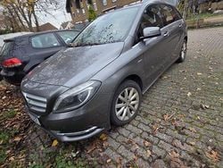 Grau Gebraucht 2012 Mercedes B200 Van / Kleinbus | 7.800 € (Fairer Preis)