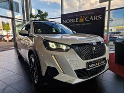 Weiss banquise (metallic) Gebraucht 2021 Peugeot 2008 Allure SUV | 20.390 € (Fairer Preis)
