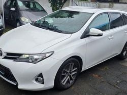 Weiß Gebraucht 2015 Toyota Auris Touring Sports Kombi | 6.550 € (Fairer Preis)
