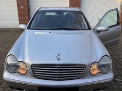 Grau Gebraucht 2003 Mercedes 220 Limousine | 2.900 €