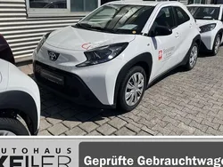 Schneeweiß Gebraucht 2022 Toyota Aygo X-play Kleinwagen | 11.990 € (Guter Preis)
