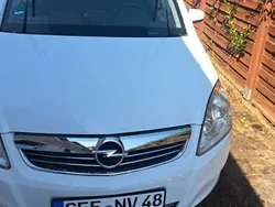 Weiß Gebraucht 2009 Opel Zafira Edition Van / Kleinbus | 2.450 € (Fairer Preis)