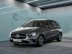 Grau Gebraucht 2023 Mercedes B200 Van / Kleinbus | 33.522 € (Teuer)
