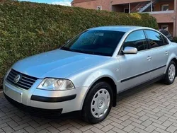 Grau Gebraucht 2004 VW Passat Basis Limousine | 4.000 €