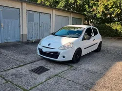 Weiß Gebraucht 2011 Renault Clio III Kleinwagen | 3.395 €